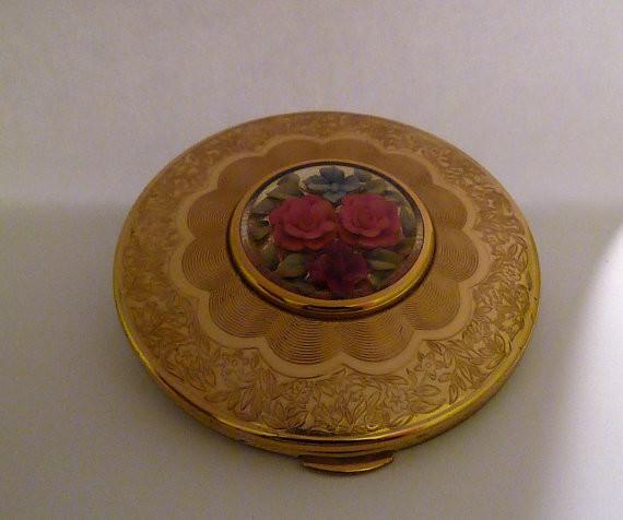Kigu Lucite compact mirror antique powder compacts gifts for moms / mums / daughters 1950s - The Vintage Compact Shop