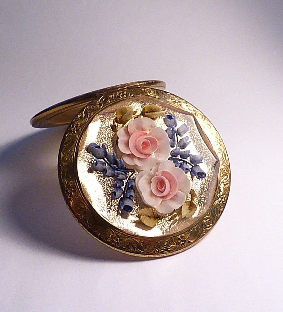 10th wedding / tin wedding anniversary gifts for ladies 1950s Lucite Melissa floral compact - The Vintage Compact Shop