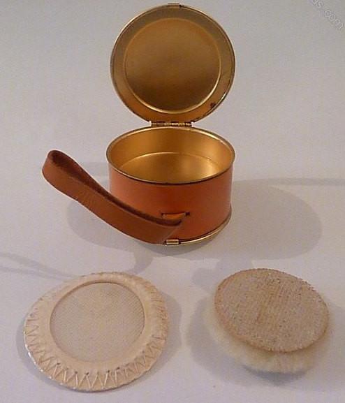 Rare figural hat box compact vintage novelty powder compacts in the shape of a hat box - The Vintage Compact Shop