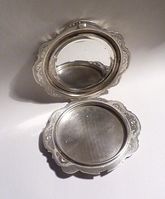 Solid silver compacts Czechoslovakian silver bright-cut compact mirror 1940s - The Vintage Compact Shop