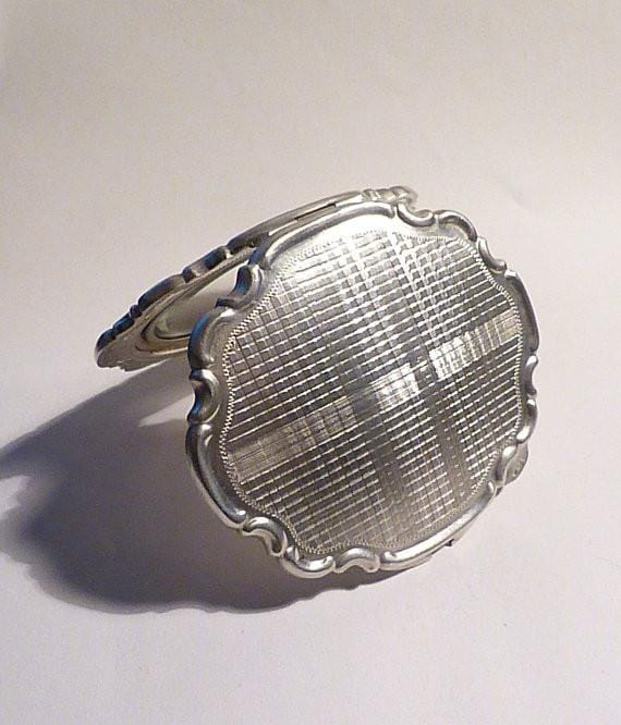 Solid silver compacts Czechoslovakian silver bright-cut compact mirror 1940s - The Vintage Compact Shop